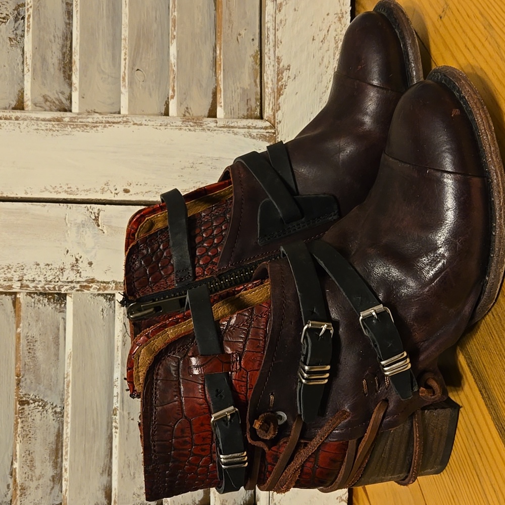 FREEBIRD BY STEVEN Crue Wine Multi Leather Booties